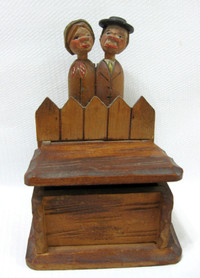 BOITE/CIGARETTE ART FOLKLORIQUE HAND CARVED CIGARETTE BOX c1950