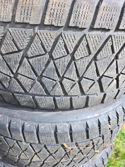 8 pneu hiver bon pour 2 saison et 4 pneu ete 18 pouce comme neuf Été 255/70/r18. 400$ les 4 Hiver 26...
