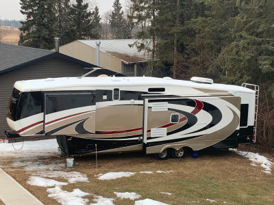 Pictures ARE CURRENT!  Beautiful Immaculate 40' 5th Wheel