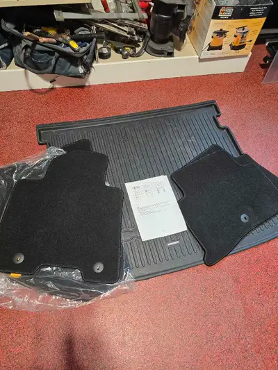 Kia car mats as well as a trunk mat. all brand new 22-23 year.