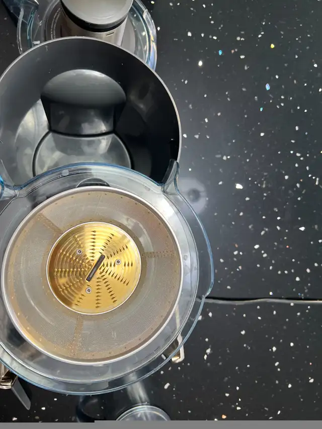 Breville Juicer in Processors, Blenders & Juicers in Hamilton - Image 9