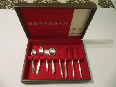 Up for sale is an 18 piece lot of 1847 Rogers International Silver Leilani Pattern Flatware complete...