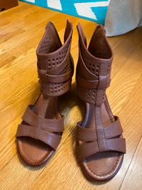 Women leather sandal - size 36