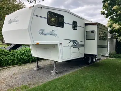 Caravane à sellette (fifthwheel) Marque : Travelaire Année : 2000 Modèle : 25MGT / Série Tour Editio...