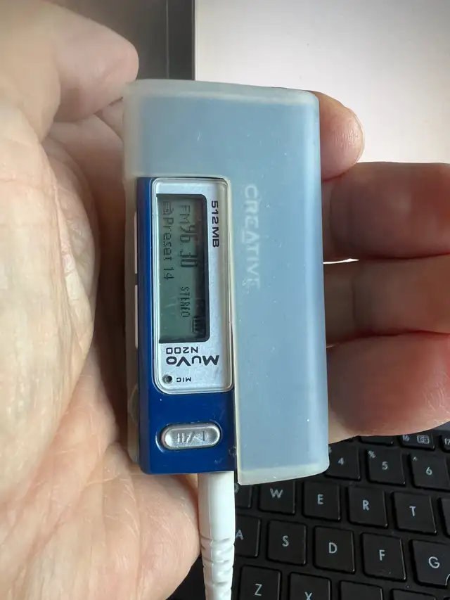 Creative Labs MuVo N200 512MB MP3 Player and Voice Recorder in General Electronics in Markham / York Region - Image 6