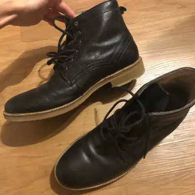Men’s leather boots size 9 UK rarely worn, View more