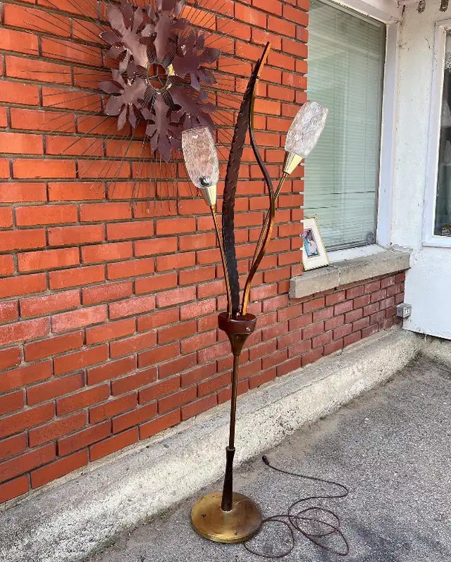 Magnifique la Pe sur pied mid century 1960 vintage floor lamp in Indoor Lighting & Fans in City of Montréal - Image 2