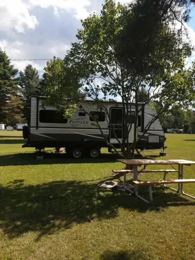 26 feet. No slides. Queen bed, leather couch. Kitchen sink, cupboards, microwave, oven, kichen table...