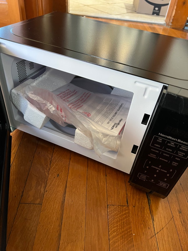 Brand New Hamilton Beach 0.7 Cu. Ft. Black Microwave Oven Microwaves