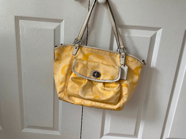 Coach purse in Women's - Bags & Wallets in Charlottetown
