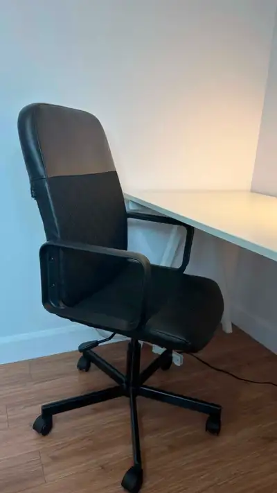 Parfait état. Modèle RENBERGET Ikea. Je vends aussi le bureau visible sur les photos. Vente pour cau...