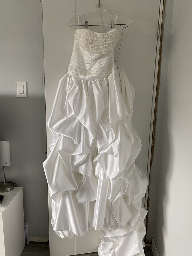 Wedding Dress with Detachable Train in Wedding in Medicine Hat