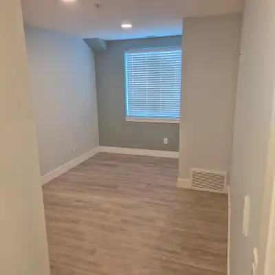 room for rent in a two bedroom apartment with ensuite bathroom, in apartment washer and dryer electr...