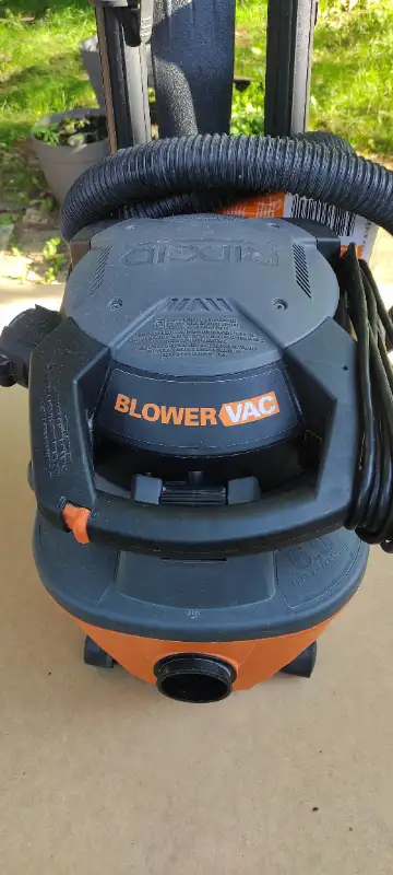 The RIDGID Blower Vac 15 Litre (4 Gallon) Wet Dry Vacuum is two tools in one! This innovative design...