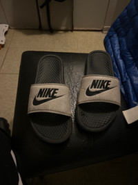 Nike Sippers white and Black 