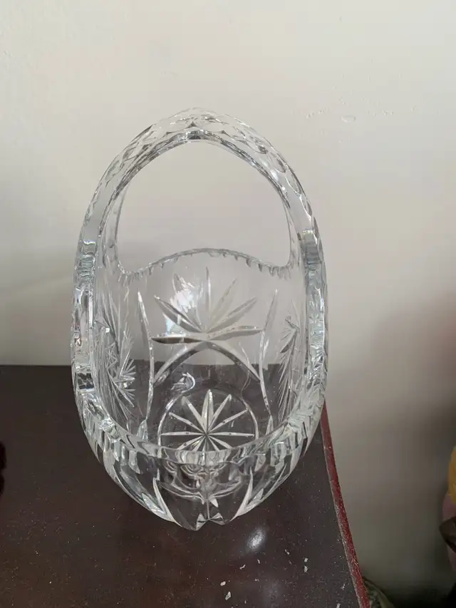 vintage lead crystal cut glass basket, pinwheel starburst  in Home Décor & Accents in City of Montréal - Image 3