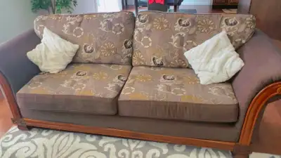 This sofa set features a brown colour scheme with floral patterned cushions, perfect for adding a to...