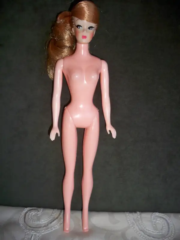“Wendy” Doll in an “Elite Creations”  Fashion (Uneeda,1962) in Arts & Collectibles in Fredericton - Image 9