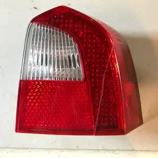 VOLVO XC70 PARTS 1. Box of 2004 XC70 dash parts, radio cd console and lower controls. Two outside mi...