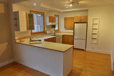 Superbe haut de duplex à louer. Le logement est très lumineux et entièrement rénové avec 3 chambres...