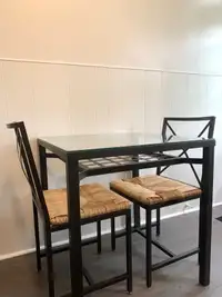 Table de cuisine + 2 chaises