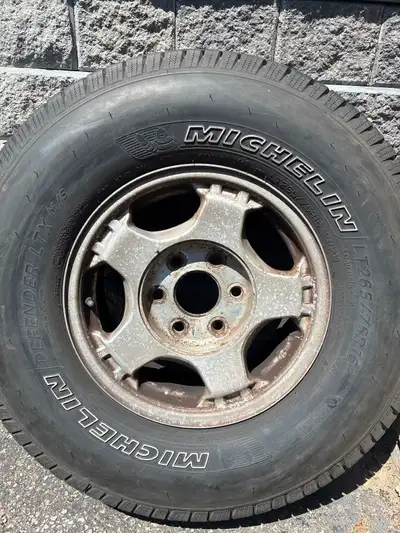 4 Michelin Defender LTX M/S All tires 11/32” rarely used Like new Comes with4 Rims Cash Only