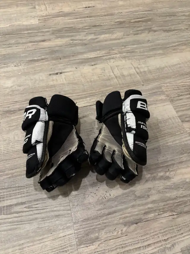 Hockey equipment for youth,, gloves, and elbow pads in Hockey in Owen Sound - Image 3