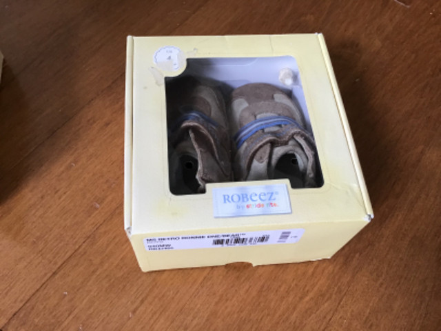 ROBEEZ BRAND BY STRIDE RITE SIZE 4, 9-12 MONTH BROWN VELCRO SHOE in Clothing - 9-12 Months in Peterborough