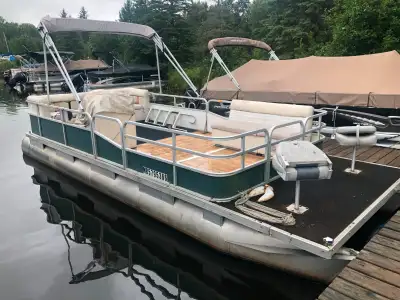 2000 Forrester24 foot Pontoon Boat. Tubes are fine, new marine plywood floor in 2018. Floor covering...