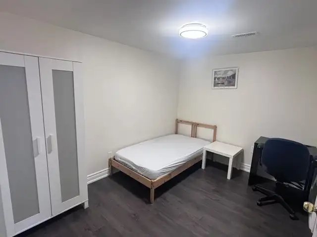DOWNTOWN TORONTO SPACIOUS ROOM