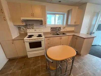 3 1/2 tout inclus, électricité, chauffage, stationnement, internet, litterie pour lit, cuisine tout...