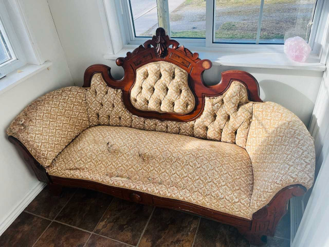 Victorian  SETTEE ONLY 250.00 in Arts & Collectibles in Norfolk County