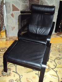 Chaise et repose-pieds Poang en cuir