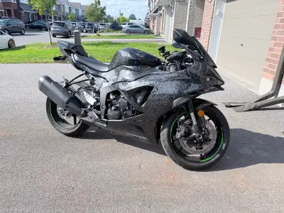 2025 ZX6R Like new, 1900km. Low side scuffing on swingarm, all other damage repaired, service record...