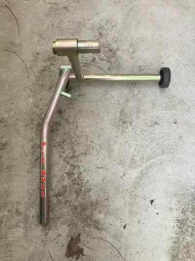 This Pit Bull motorcycle stand is a robust and reliable accessory for maintaining your motorcycle, d...