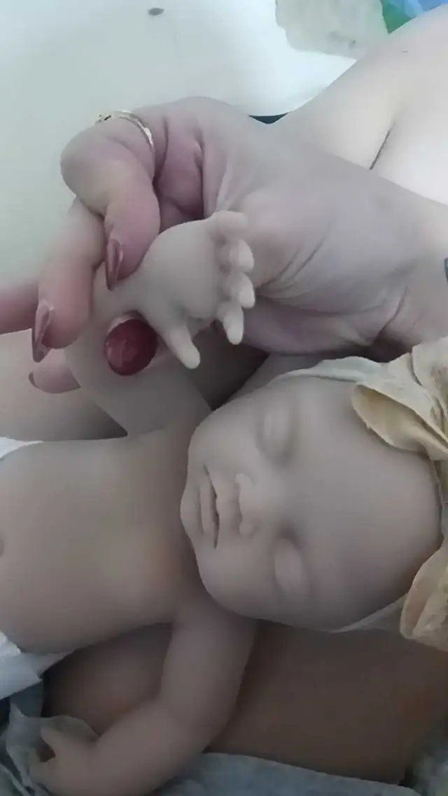 full body silicone baby girl reborn doll in Toys in Ottawa - Image 8