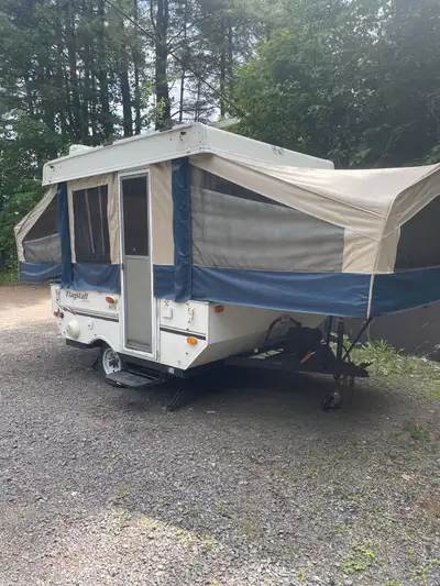 Belle petite Flagstaff 16' ouverte avec un lit simple chauffant et un lit double chauffant plus un l...