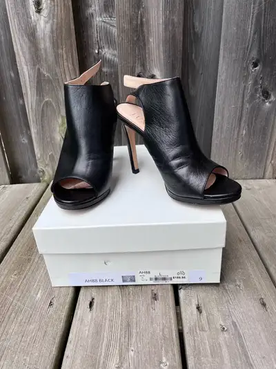 Le Chateau Luxe Black High Heel Leather Italian Sandals Size 9, View more