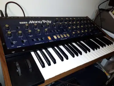 Korg Mono/Poly analog monophonic/paraphonic synthesizer (1981)