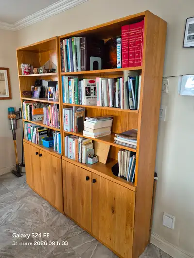 Bibliothèque en bois (Érable) munie de 4 tablettes et d'un compartiment fermé ( 2 portes). Dimension...
