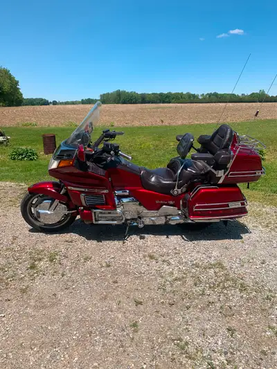Beautiful candy red 1500 six-cylinder Goldwing Aspencade with reverse and all the bells and whistles...