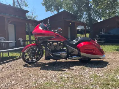 2015 victory magnum . Most dependable bike I’ve ever owned just gas and go . 53500 kms , these are k...