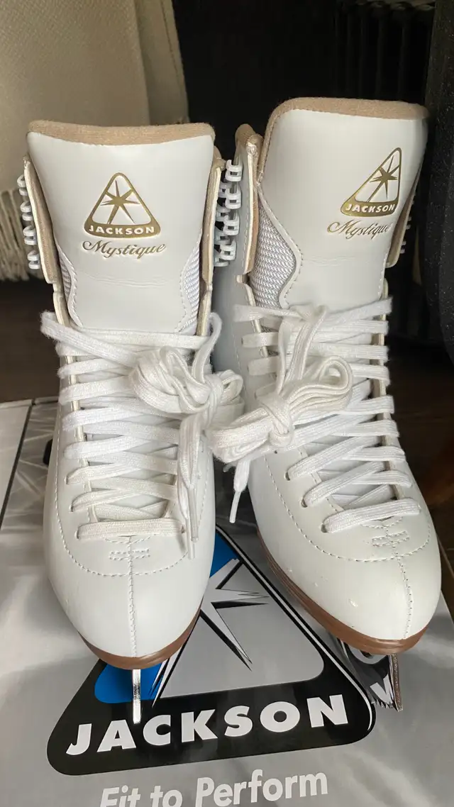 EUC Jackson Mystique Ice Figure Skates-Womens/Youth Girls Size 4 in Skates & Blades in Ottawa - Image 9