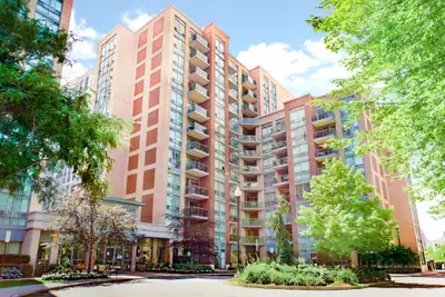 Luxury 1+1 condo, 2 bath parking & locker by Islington subway