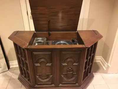 Vintage Electrohome Stereo Record Player in Deilcraft Cabinet, View more