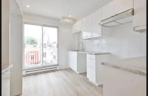 Appelez/ SMS texte 514-318-3000 Ce magnifique appartement de 3 chambres à coucher est niché au coeur...