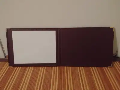 En similicuir. Super propres les deux. Parfait pour présenter un diplôme ou un certificat ou pour pr...