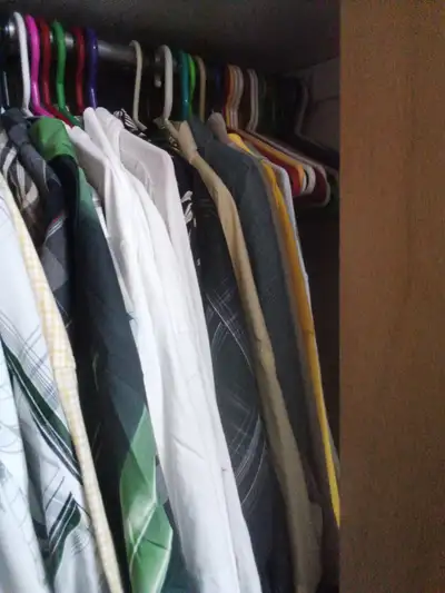 Lot de chemises pour hommes plus ainsi que des pantalons ., View more