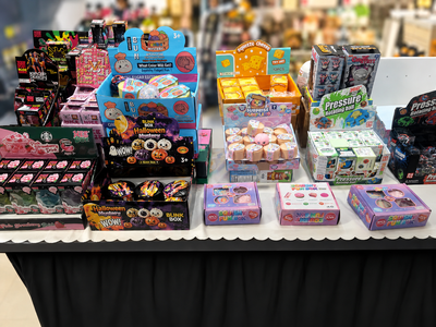 Assortiment de jouets et articles pour enfants, View more
