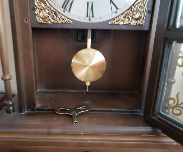 Wood Chiming Pendulum Wall Clock in Home Décor & Accents in City of Toronto - Image 5